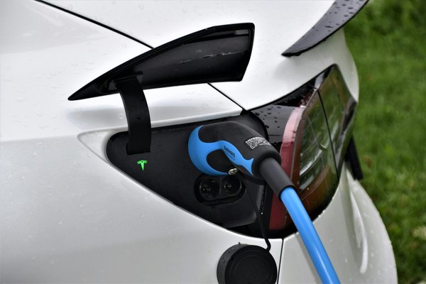 What are the best electric car models for long-distance commuting in the UK?